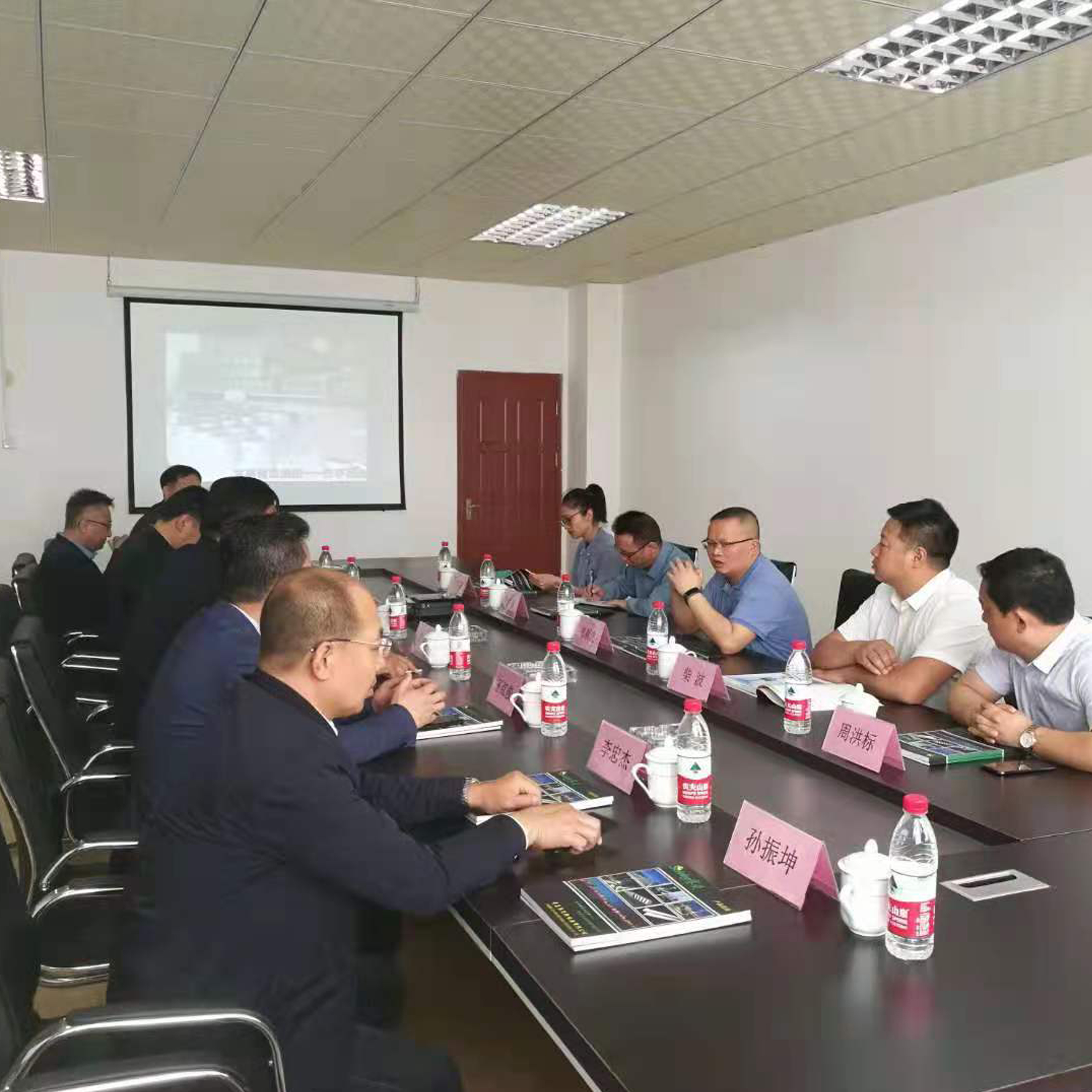 Wei Chaohu, Secretary of Guanling County Committee in Guizhou Province, and Yuan Ruixian, Deputy Secretary of Chengyang District Committee, led a team to Seiving to investigate the cooperation between