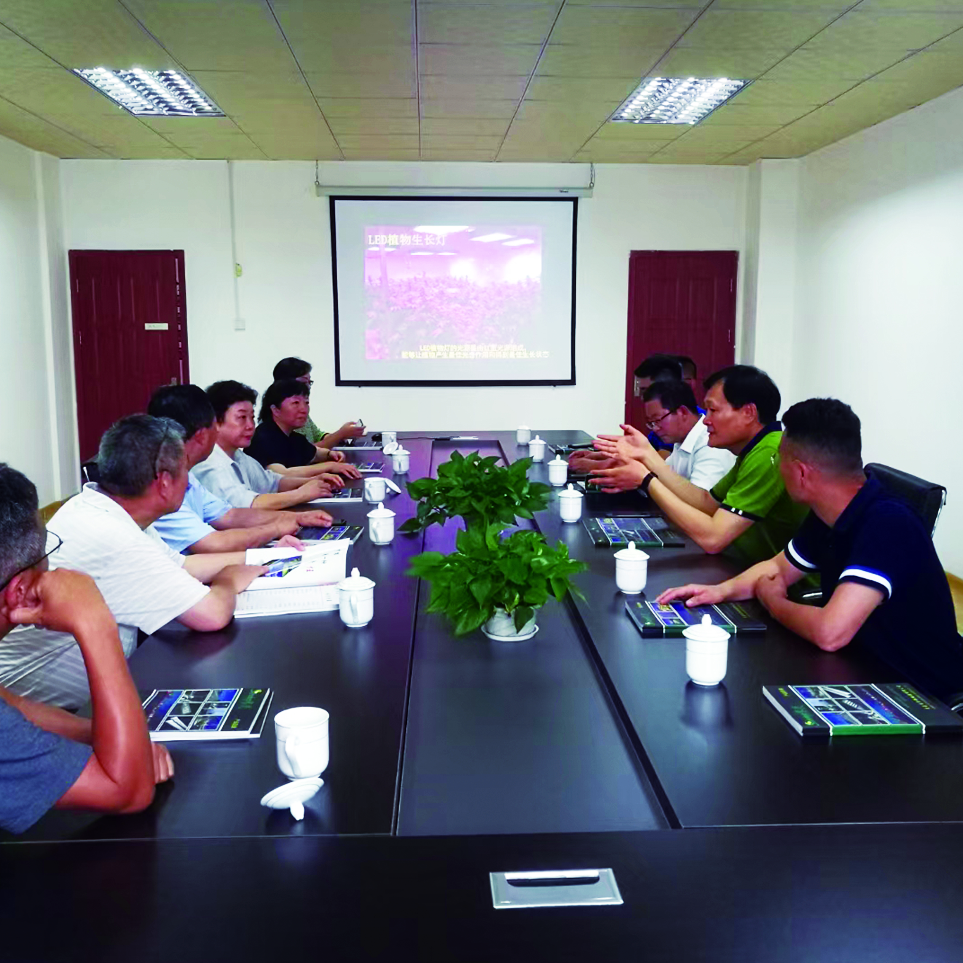 The leaders of the district unified army led the backbone members of the new class to visit the company for research